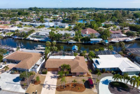 Private Pool Home Located off Sarasota Bay Boat Dock Access home